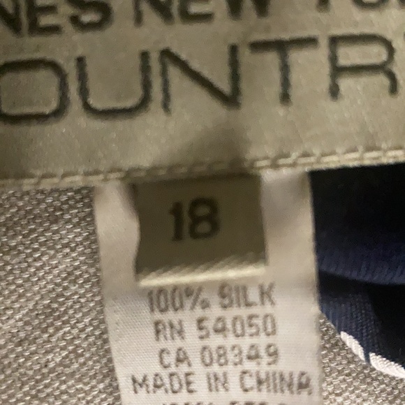 Jones New York Country silk blouse. Size 18. - Picture 5 of 6